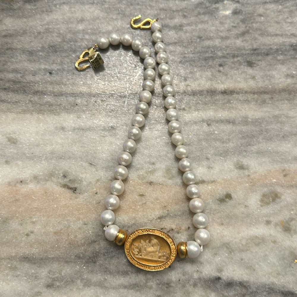 Freshwater pearl necklace with broach